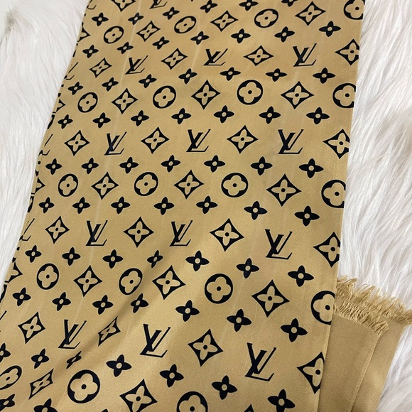 Louis Vuitton Monogram Silk Neck Muffler. - Picture 12 of 14